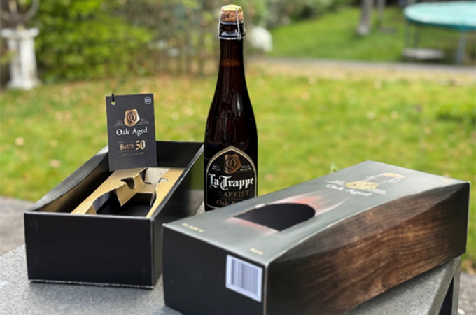 Descubre cómo trabajamos junto a Royal Swinkels Brewery para celebrar el 50º lote de cerveza de La Trappe con un elegante empaque de papel, que combina lujo, herencia y diseño circular.