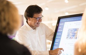 Ecran tactile montrant les différents emballages à l'Experience Centre