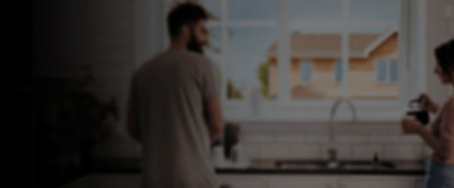 Photo flou de deux personnes dans leur vie privée