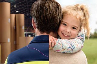 Représentation visuelle de la complémentarité de la vie personnelle et professionnelle avec un homme et tenant un enfant dans ses bras