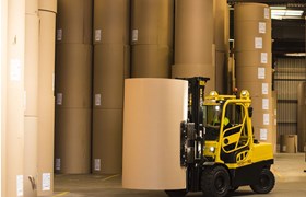 Enorme bobine de papier transporter dans une usine