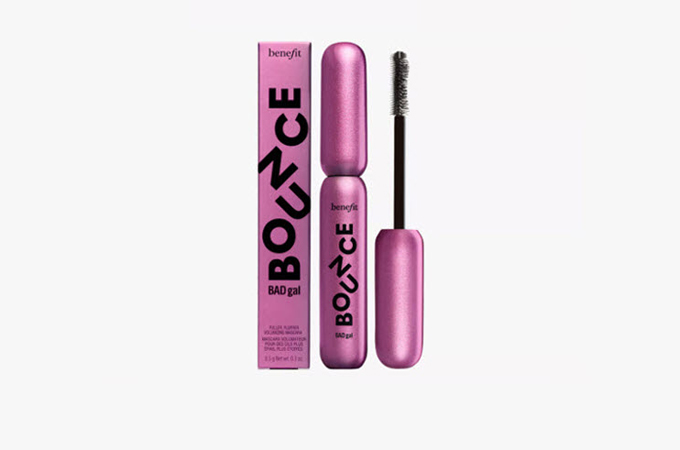 Benefit Cosmetics werkte samen met Smurfit Westrock om een recyclebare verpakking met een metallic afwerking te creëren voor de BADgal Bounce-mascara, waarbij luxe design wordt gecombineerd met duurzaamheid.
