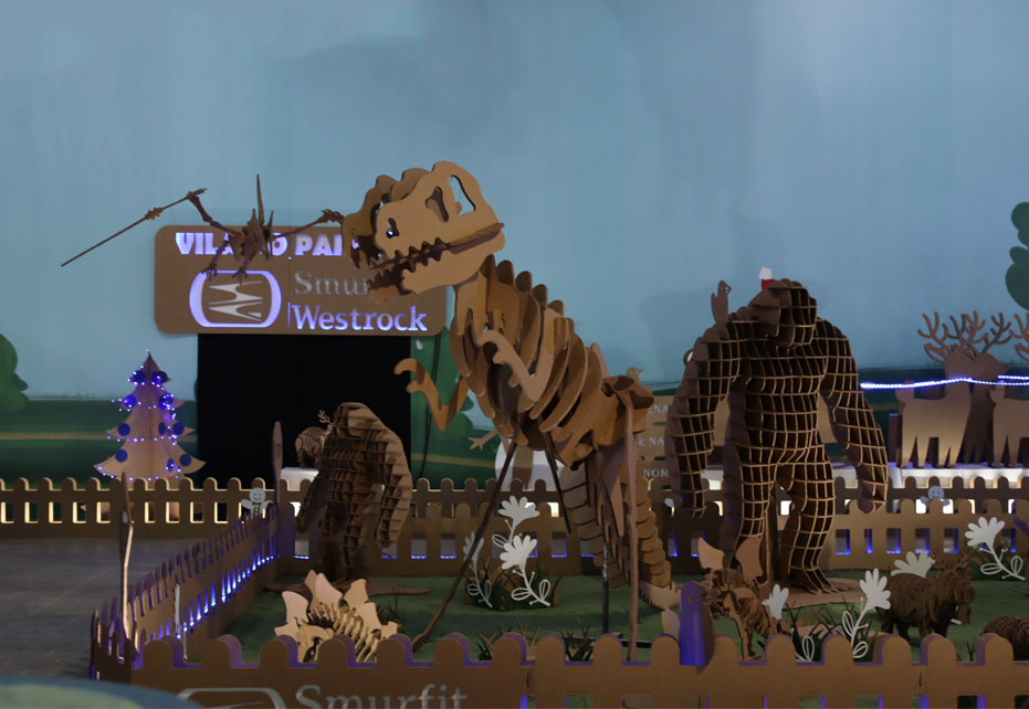 Fundo de parede azul com miniaturas de animal de papelão ilumindados com uma luz azul