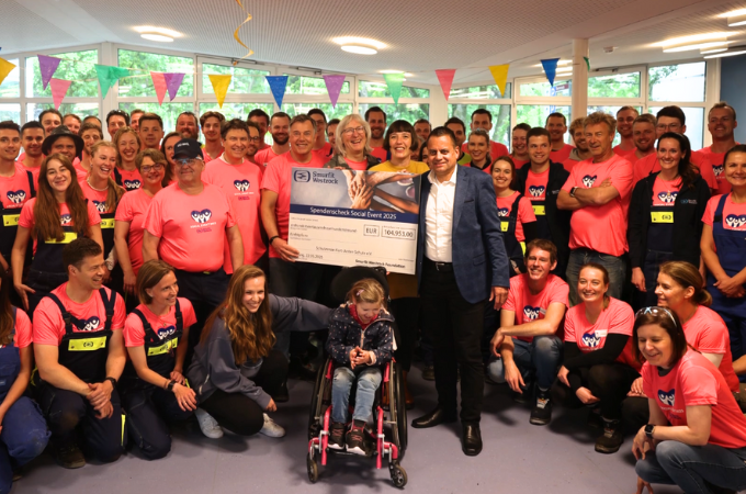 Kraftakt für mehr Inklusion: Mitarbeitende von Smurfit Westrock verwandeln Schulhof der Kurt-Juster-Schule in Hamburg