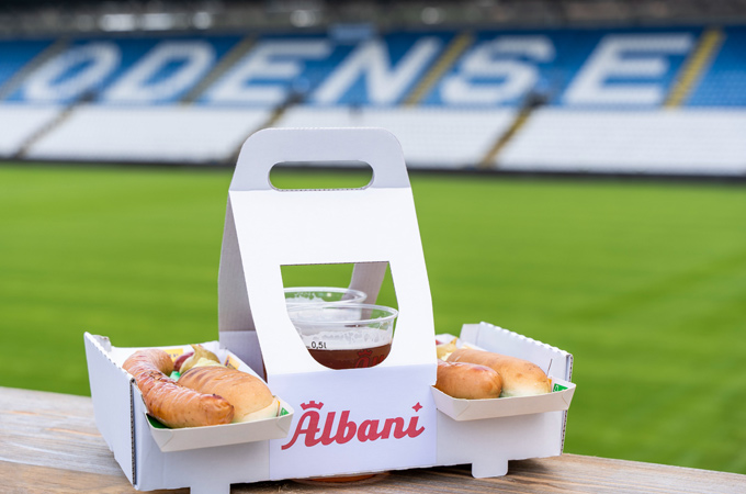 Mejoramos la comodidad y la sostenibilidad en el estadio de Odense Boldklub, ayudando a los aficionados a llevar sus alimentos y bebidas con facilidad mientras reducimos los residuos.