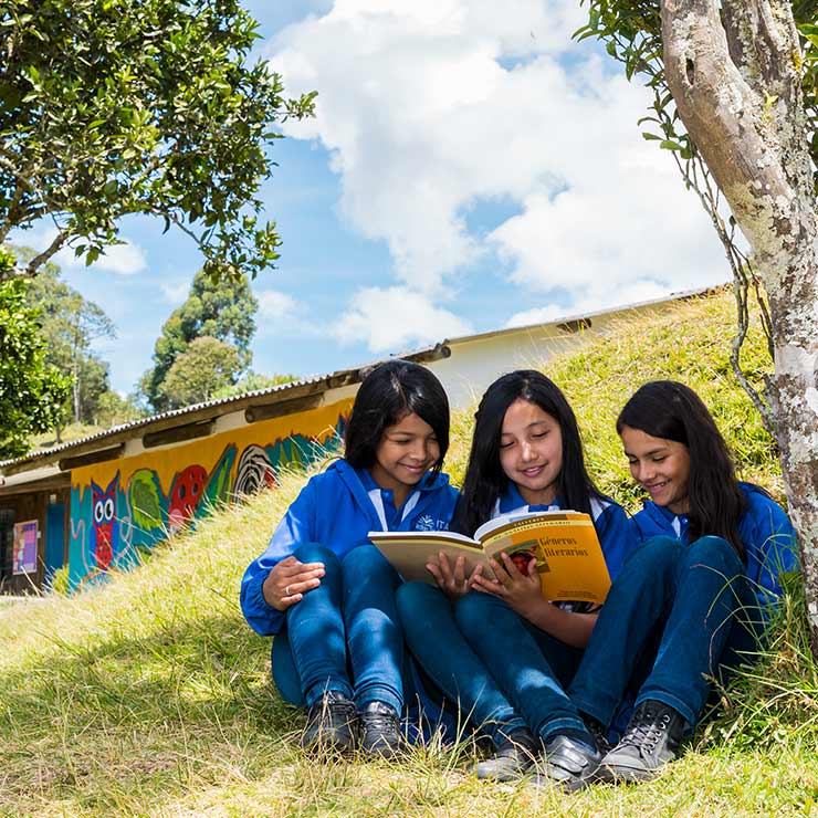 Jóvenes estudiantes del Instituto Técnico Agroforestal de la Fundación Smurfit Kappa Colombia
