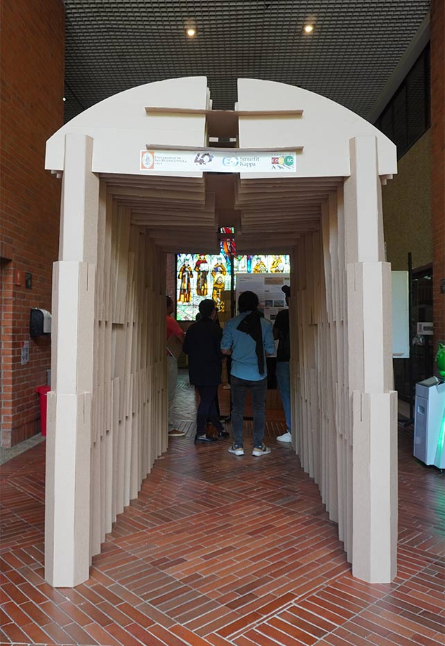 Foto estructurando el cartón concurso Universidad San Buenaventura