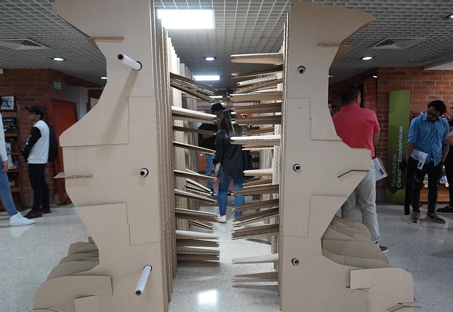 Foto estructurando el cartón concurso Universidad San Buenaventura