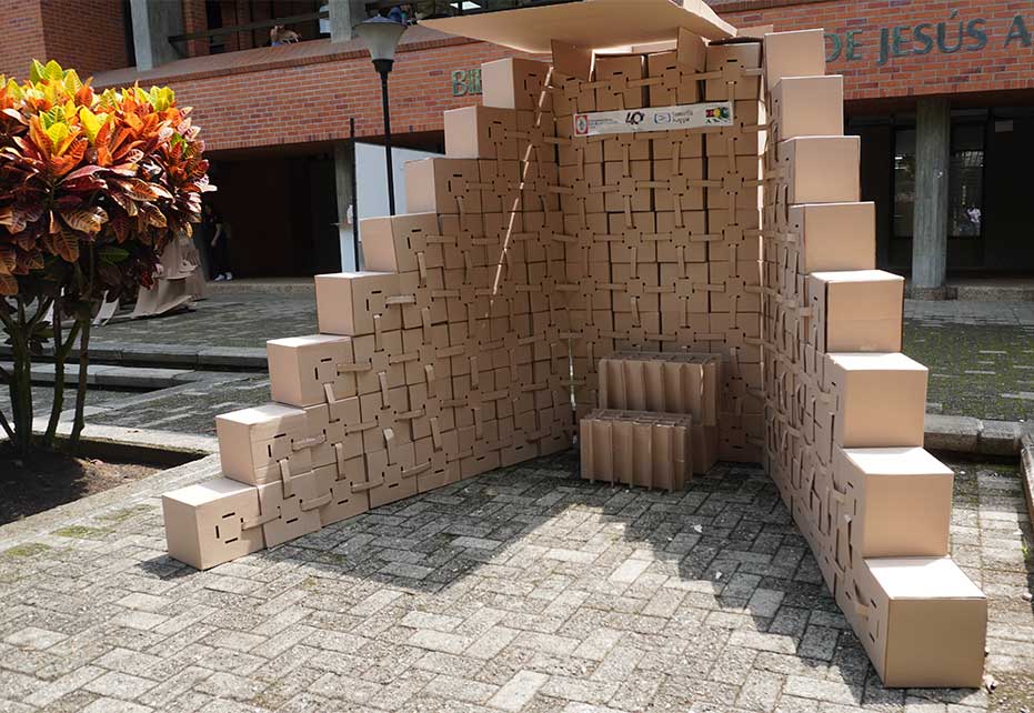 Foto estructurando el cartón concurso Universidad San Buenaventura