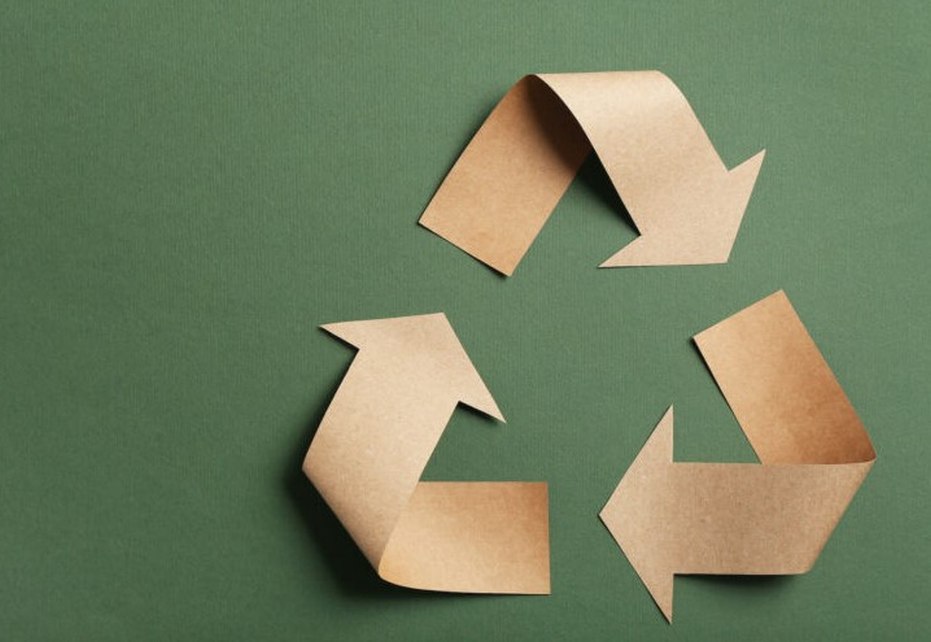 PEVNĚ DRŽÍ, IZOLUJE A ŠETŘÍ. ANO, PAPÍR!