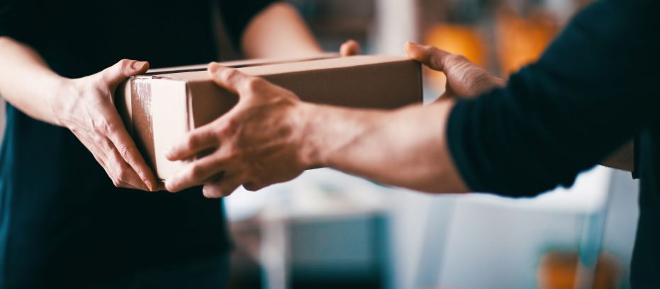 Levering af pakke, papkasse, unboxing