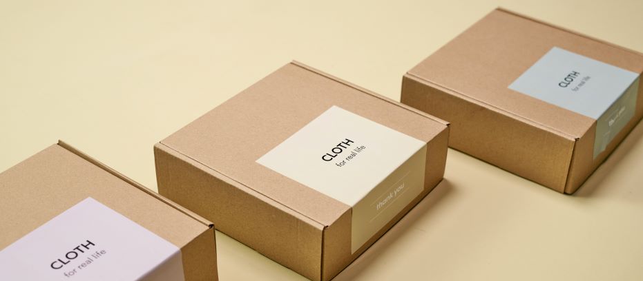 Klistermærker, papkasser til forsendelse, e-commerce, e-handel, papkasser, stickers