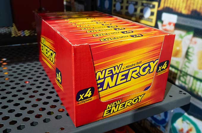 Se hvordan vi skabte en emballage til Orklas New Energy chokoladebarer, der både beskytter under transport og fungerer som hyldedisplay i butikken. 