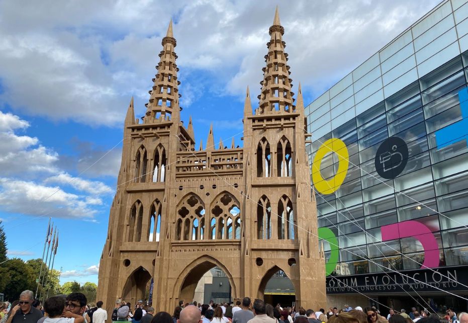 Smurfit Westrock dona tres toneladas de cartón reciclado para levantar una réplica de la Catedral de Burgos