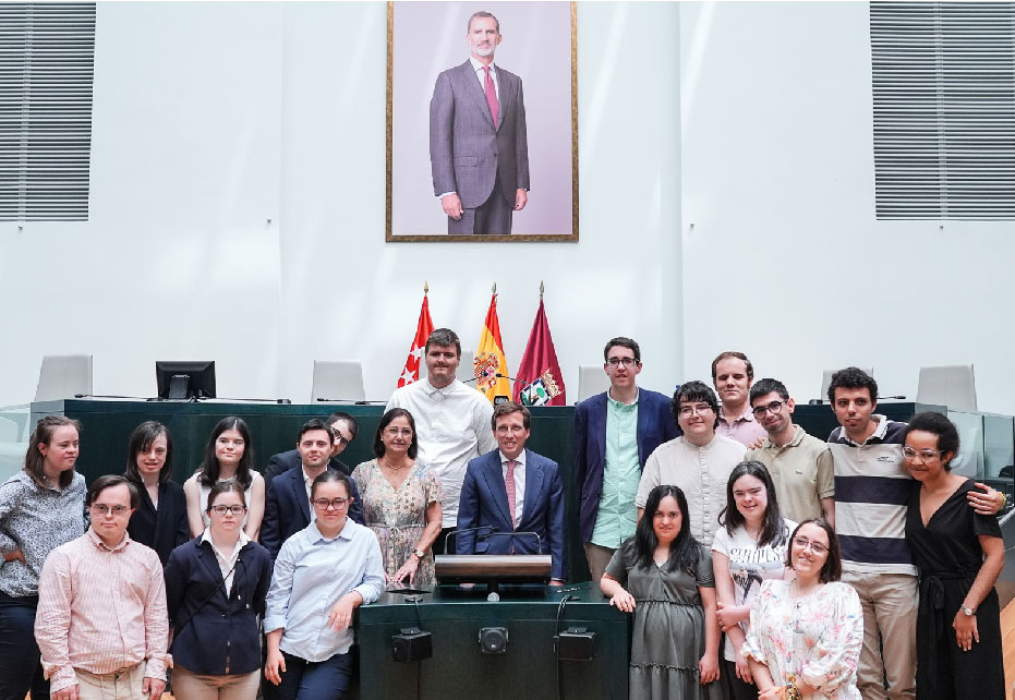 El alcalde Martínez-Almeida acompaña a los representantes madrileños en la liga de debate entre jóvenes con discapacidad intelectual que apoya Smurfit Westrock