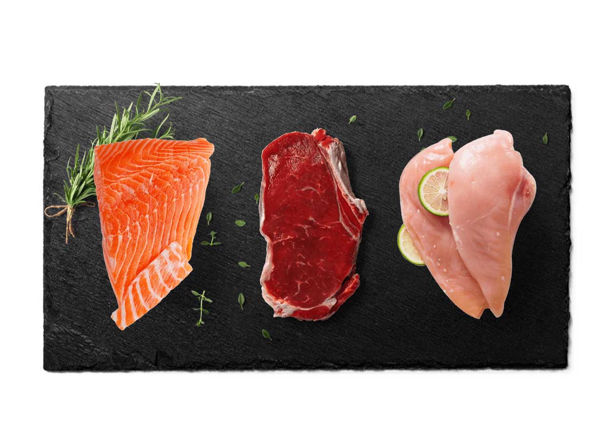 Mise en scène d'un saumon et de différentes viandes 