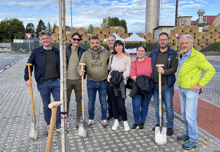 Colleghi Smurfit Kappa Italia piantano alberi