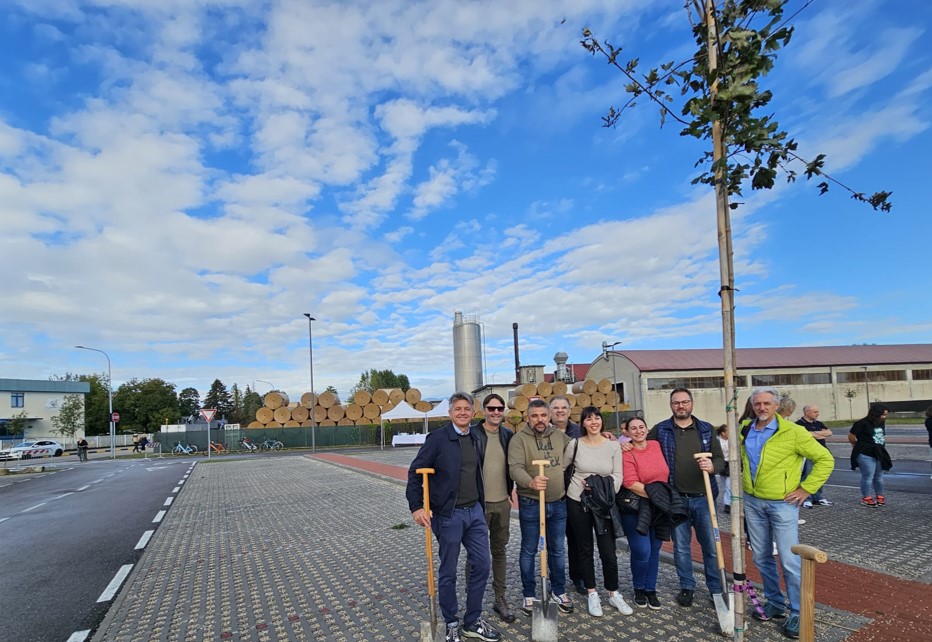 Colleghi Smurfit Kappa Italia piantano alberi