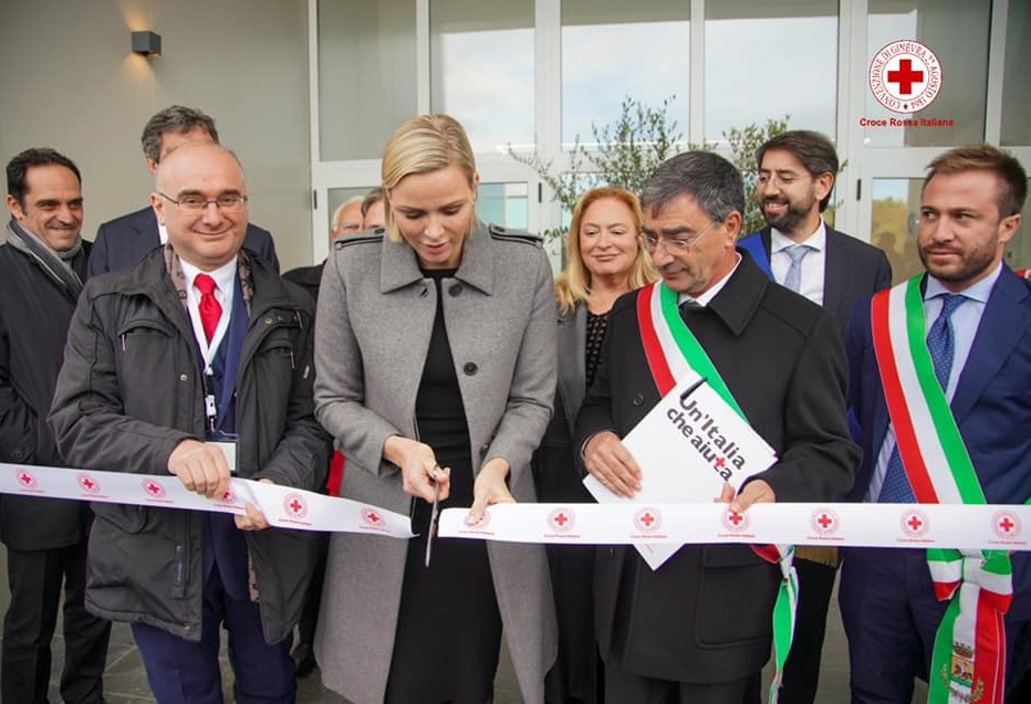 la Principessa Charlène di Monaco taglia il nastro della scuola primaria Parrozzani