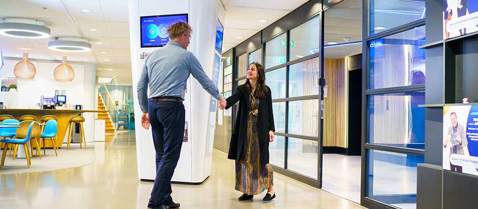 Emballage pour le e-commerce imprimé avec des fleurs et des feuilles