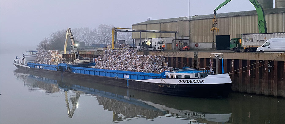 Schip met oud papier vracht Smurfit Kappa Parenco