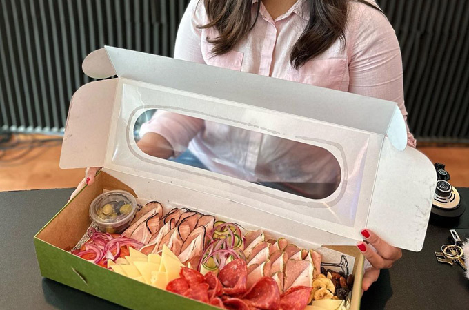 Oppdag hvordan KREEF inngikk et samarbeid med Smurfit Westrock for å redusere plastforbruket med 98 %, øke hastigheten på monteringen og redusere de totale kostnadene.