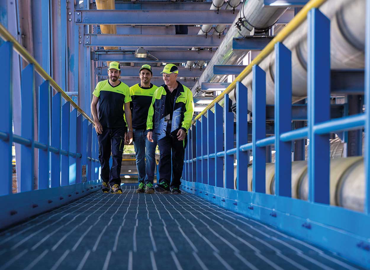 Pracownicy Smurfit Kappa spacerują