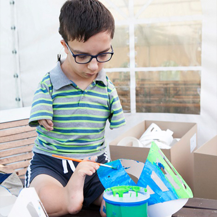 chłopiec maluje stopą