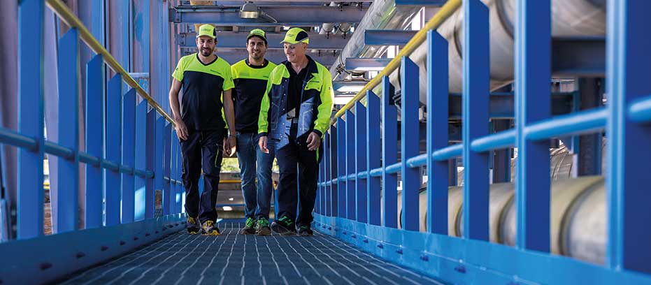 Funcionário de Facture a caminhar