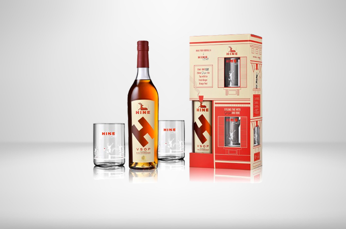 Fizemos uma parceria com a Hine Cognac para criar um set de oferta Hine VSOP de edição limitada numa embalagem reciclável que combina perfeitamente luxo com interatividade.