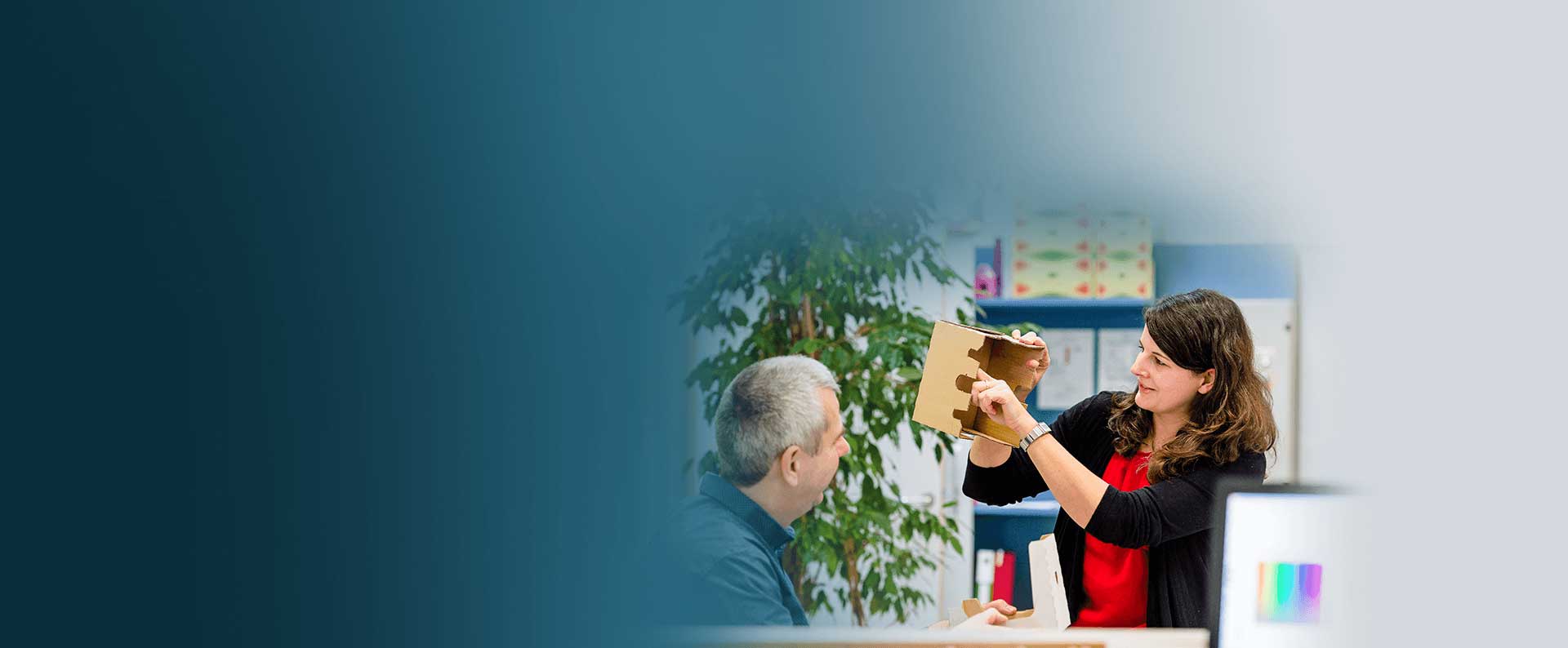 Сотрудники, проектирующие упаковку